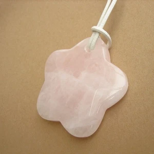 Cuarzo rosa flor 45 mm colgante frontal perforado con correa de cuero blanco - Imagen 1 de 4