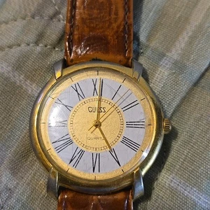 Reloj analógico de cuarzo de cuero genuino Guess 1988 para mujer - Imagen 1 de 18