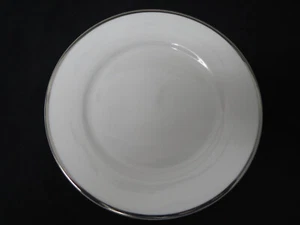 Plato de ensalada o postre Linen n Things blanco liso con borde de platino de 8" - Imagen 1 de 4