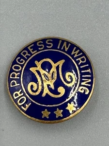 PM Award For Progress In Writing Circular Lapel Pin Vintage - Bild 1 von 3