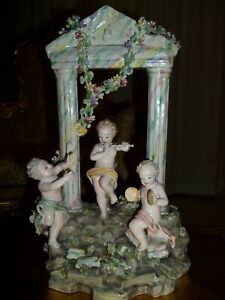 Antique Sculpture en Porcelaine Du 900 Avec Cupids Musiciens
