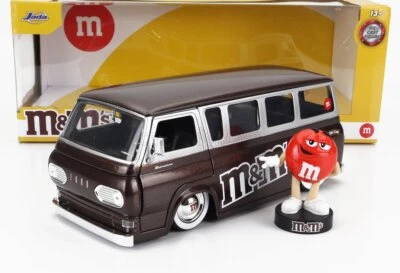 MODELLINO FURGONE STATICO FORD ECONOLINE MINIBUS WITH MM'S FIGURE 1965 1/24 - Immagine 1 di 4