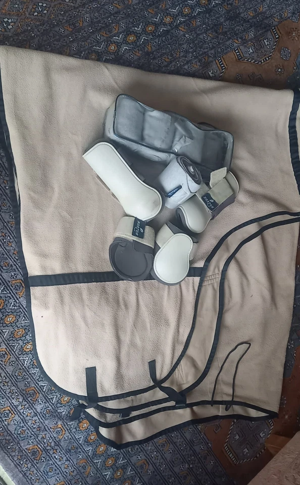 Gebrauchte ABSCHWITZ- DECKE (ca 150cm) als SET mit GAMASCHEN und neuen BANDAGEN - Bild 1 von 1