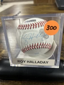 Roy Halladay Autographed Baseball - Picture 1 of 3