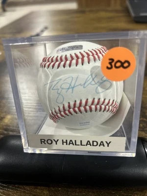 Roy Halladay Autographed Baseball - Image 1 of 3