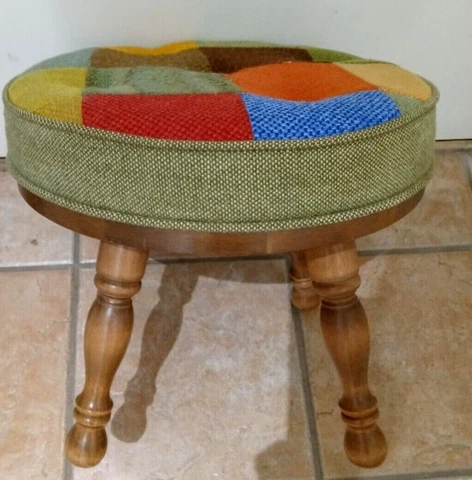 VINTAGE 1960'S PADDED PATCHWORK COLONIAL AMERICANA MAPLE SPINDLE LEGS FOOT STOOL Cover