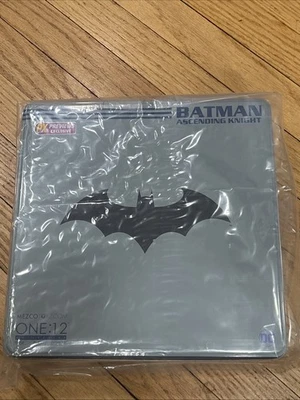 Mezco One:12 Collective PX Batman Ascending Knight Синий Оловянный Предварительный Просмотр Эксклюзив - Изображение 1 из 2