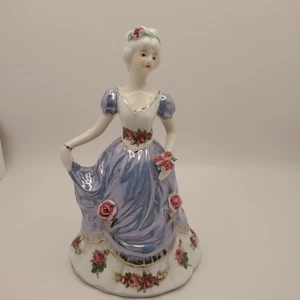 8" viktorianische Porzellanfigur Dame mit blauem Kleid und floralen Akzenten Statue - Bild 1 von 6