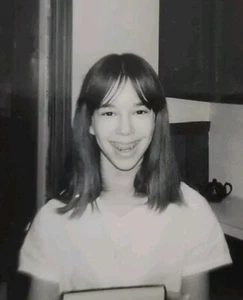 Foto anni 60 giovane ragazza adolescente con bretelle sorridente trovata vintage 3x3 - Foto 1 di 3