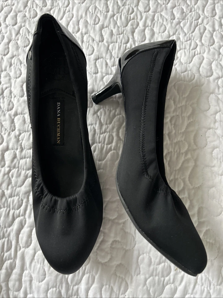 Zapatos de tacón alto Dana Buchman para mujer 9 M sin cordones tela negra punta cerrada logotipo Foto 1 de 4