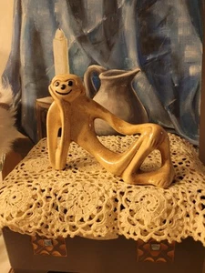  FIGURA de mono de cerámica esmaltada amarilla vintage retro de mediados de siglo - Imagen 1 de 8