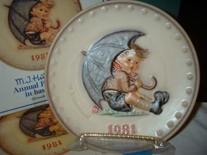 Goebel MJ Hummel Annual Plate 1981 Ombrello Boy #274 NUOVO in scatola originale - Foto 1 di 6