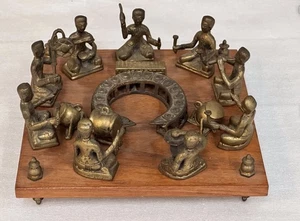 Juego de estatuillas de músico tailandés de latón de 15 piezas sobre base de madera arte del sudeste asiático - Imagen 1 de 20