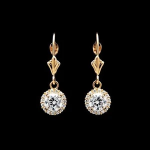 Pendientes colgantes redondos de oro amarillo de 14 k con halo de diamantes simulados de 1 quilate - Imagen 1 de 3
