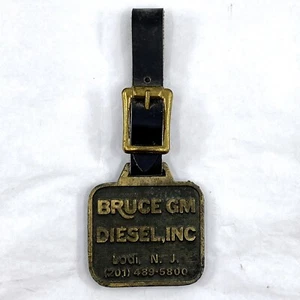 Reloj Llavero De Colección Bruce GM Diesel Inc. Lodi NJ Marca Logo Compañía Cuero - Imagen 1 de 4