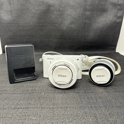 Cámara digital Nikon 1 J1 10,1 MP con lente de 10-30 mm f/3,5-5,6 y HB-N103 30-110 mm Foto 1 de 4