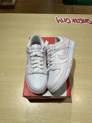 Tamanho 4M/5.5W - Nike Dunk Low Essential Paisley Pack Rosa (Feminino) Tamanho 4Y/5.5W FD - Imagem 1 de 4