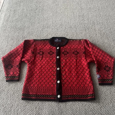 Suéter cárdigan navideño de lana roja Nordstrikk para mujer. Noruega. m Foto 1 de 4