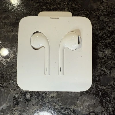 Apple earbuds / AirPods (wired - lightning connector) - Image 1 of 4