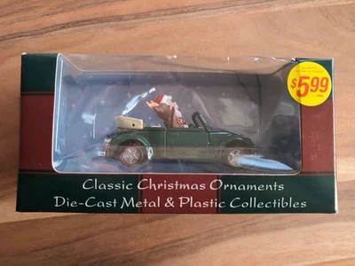 VW Cabriolet Maisto 1998 verde con adorno de Navidad fundido a presión de Santa y Rudolph Foto 1 de 4