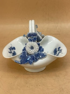 Jarrón japonés de porcelana Meiji azul y blanco - cesta con flores Foto 1 de 4
