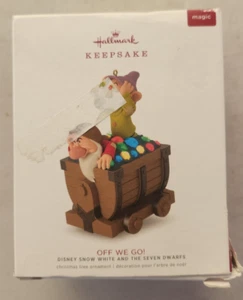 NUOVO Hallmark OFF WE GO! BIANCANEVE 2018 ricordo ornamento Disney Grumpy Dopey - Foto 1 di 6