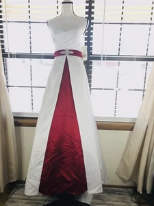 Beautiful white and red wedding dress - Picture 1 of 9