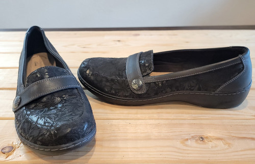 Mocassini Clarks 9.5 D Cora Daisy neri in pelle scamosciata goffrata scarpe comode 22545