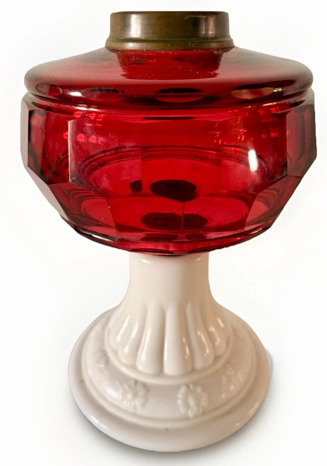 Lâmpada de querosene antiga de vidro rubi corte fonte favo de mel base floral branca opaca - Imagem 1 de 4