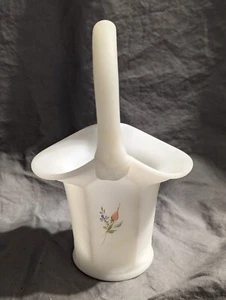 1980er Jahre Fenton kleiner weißer Glaskorb mit Blumen, signiert, Vintage - GEBRAUCHT - Bild 1 von 11