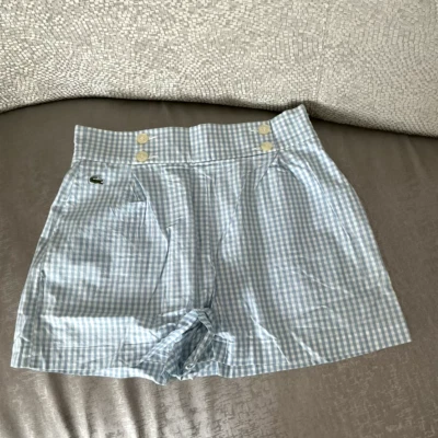 Pantalón corto mujer Lacoste, talla 42, apenas usado, excelente estado Foto 1 de 4