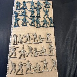 Lot of 34 plastic army men - Imagen 1 de 3