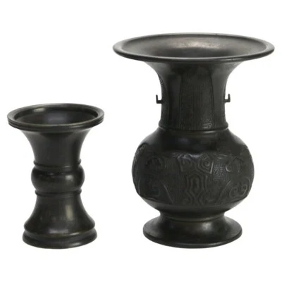 Dos jarrones antiguos japoneses de bronce de forma clásica C1910 Foto 1 de 4