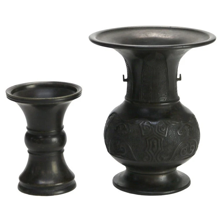 Dos jarrones antiguos japoneses de bronce de forma clásica C1910 Foto 1 de 4