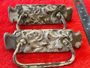 ANTICO Coppia di tiranti per cassetti in ottone pressato (2) P17 - Foto 1 di 9