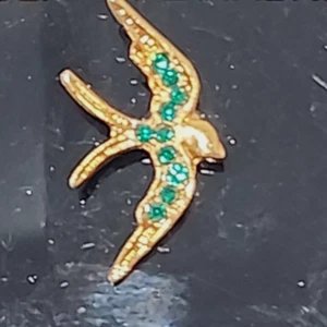 De Colección Especialidades de Golf Joya Verde Paloma Solapa Sombrero Prendedor Tono Dorado Pájaro Coleccionable - Imagen 1 de 4
