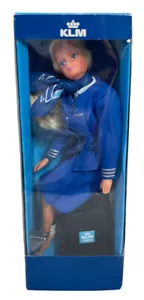 Muñeca tamaño Barbie en azul KLM traje de azafata ¡Nuevo en caja! - Imagen 1 de 5