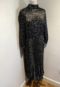 Abito M&S Marks and Spencer maxi UK 18 nero fantasia stampa NUOVO plissettato pieghe - Foto 1 di 11