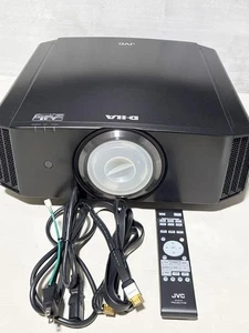 JVC DLA-X55R Beamer 4K 3D - Bild 1 von 9