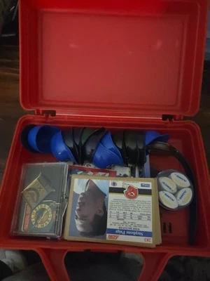 Caja de tarjetas de fútbol americano, casco de basbal coleccionable y prendedores! Foto 1 de 3