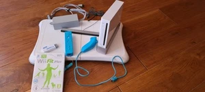 Nintendo Wii Konsole mit Balance Board, Controller und Spielen -Wii Fit Plus- - Bild 1 von 3