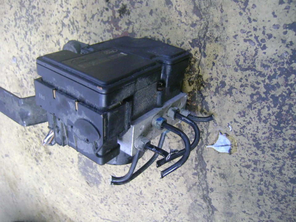 FORD FOCUS MK3 / MAZDA 3 2005 > ABS PUMP & CONTROLLER 3M512M110JA - Image 1 of 1