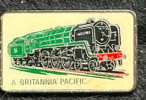 EIN LOKOMOTIVMOTOR DER BRITANNIA PACIFIC CLASS AUF CREMEFARBENEM HINTERGRUND ANSTECKNADEL ABZEICHEN - Bild 1 von 3