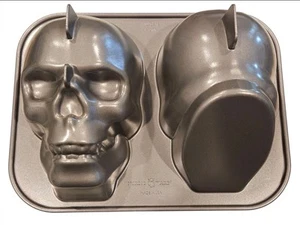 NEU! NORDIC WARE Halloween Totenkopf Kuchenform 3D Aluminiumguss Form Gothic Skelett - Bild 1 von 6