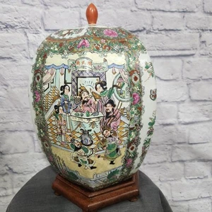 Tarro de jengibre vintage asiático de porcelana en relieve con tapa y base de madera - Imagen 1 de 9