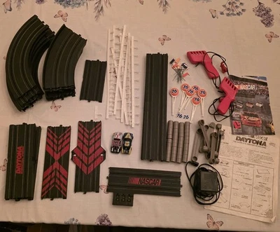 Carreras realistas NASCAR HO escala Slot Car Track (de colección) Foto 1 de 4