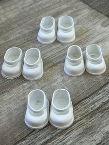 Doll Shoes Lot 4 Pairs Of White 1 Inch Long Vinyl Doll Shoes 0-8 - Picture 1 of 5