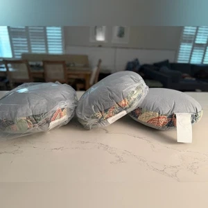 NEU 3er Set 16" Rund Kissen Chambray Blumen Zwickel Schwelle Studio McGee - Bild 1 von 5