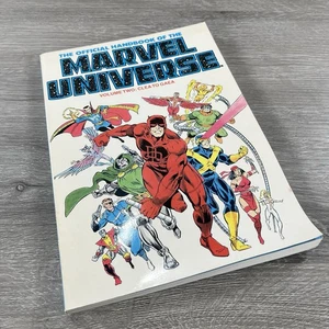 Manuale Ufficiale dell'Universo Marvel Volume 2 1986 1° TPB Copertina Morbida - Foto 1 di 7
