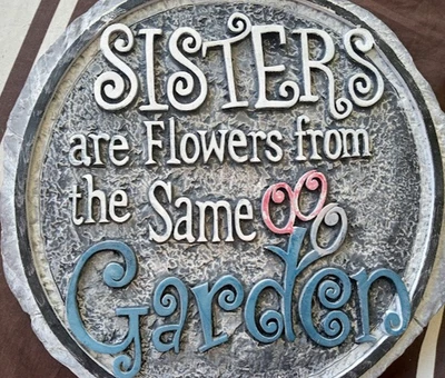"Las hermanas son flores del mismo jardín" ~ piedra de jardín REGALO Foto 1 de 4